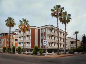 安塔利亚艾芙辛酒店的街道前方有棕榈树的建筑
