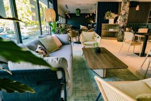 波尔多Live Hotels Bordeaux Lac的带沙发和木桌的客厅