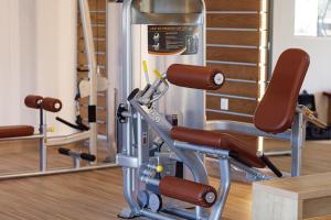 巴利恩费里昂套房温泉度假酒店的健身房设有跑步机和两把椅子