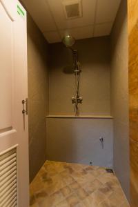 坤西育府Namtok Sarika Resotel的带淋浴的浴室(铺有瓷砖地板)