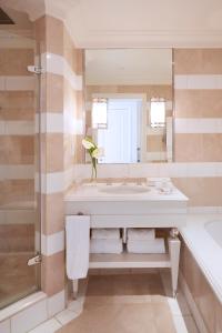 德班牡蛎盒子酒店的带浴缸、水槽和镜子的浴室