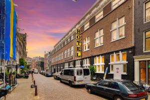 阿姆斯特丹阿姆斯特丹汉斯布林克旅馆的一条城市街道,汽车停在大楼旁边