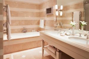德班牡蛎盒子酒店的浴室配有2个盥洗盆和1个浴缸。