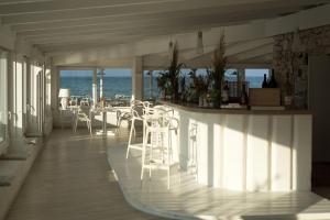 萨维勒特里La Peschiera的配有桌椅的海洋客房