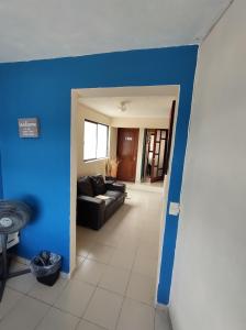 瓜纳华托La Lotería Panoramic House & Rooftop by Lunian的客厅设有蓝色的墙壁和沙发。