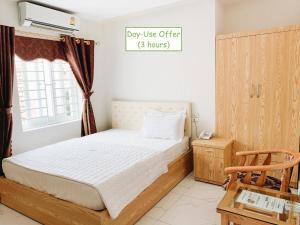 荣市Hoang Ngan 2 Hotel - TP. Vinh的一间卧室,配有一张床和一个标志,上面写着付费使用时间