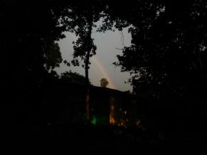 圣佩德罗苏拉Hostal Juan Lindo的天上的彩虹,有树和栅栏