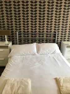 巴纳德城堡Coach and Horses的卧室内的一张带白色床单和枕头的床