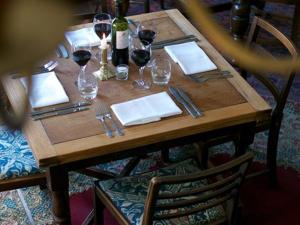 谢普顿马利特萃峰旅馆的一张木桌,上面放着红葡萄酒杯