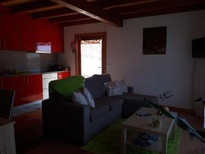 BilhóFisgas Cabana的客厅配有沙发和桌子