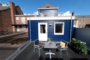 蒂尔Beautiful 60m2 One-Bedroom Apartment with Terrace的蓝色的小房子,配有桌子和椅子