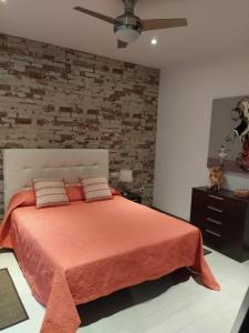 拉哈雷斯Villa FranyMar的一间卧室设有一张床和砖墙