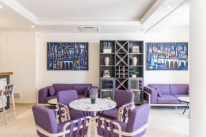 杜布罗夫尼克Art Hotel Dubrovnik的客厅配有紫色椅子和桌子