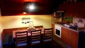特尔日奇Alpinejka House的带桌椅的厨房和带水槽的厨房