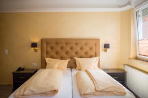 海德堡海德堡霍夫酒店的一间卧室配有带2个枕头的床