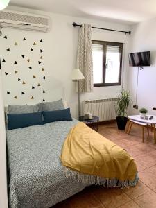 埃尔瓦拉卡利加公寓的一间卧室配有一张黄色毯子床
