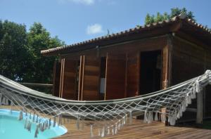 AbadiaPura Vida Bahia的房屋旁甲板上的吊床