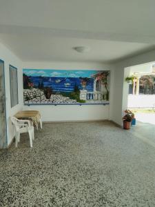 奥林匹亚基·阿克蒂Villa Ilias的一间房间,墙上挂着一张长椅和一幅画
