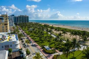 迈阿密海滩Shepley South Beach Hotel的享有海滩和海洋的空中景致