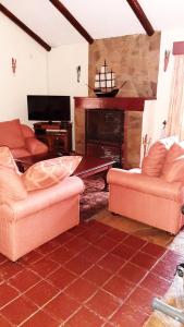 奈瓦沙Kwezi Cottage at The Great Rift Valley Lodge & Golf Resort Naivasha的客厅设有两张沙发和一个壁炉