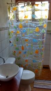 克鲁赛罗Sítio Serra do Gigante的浴室设有淋浴帘,上面有鱼
