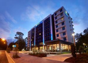 悉尼智选假日酒店，悉尼麦格理公园的夜间有灯光的建筑