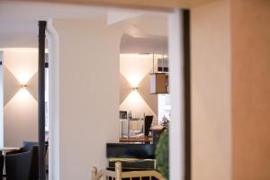 海德堡海德堡霍夫酒店的配有桌椅和灯的房间