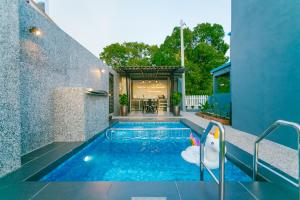 珍南海滩The Luxury Villa -Private Pool-的一座房子后院的游泳池