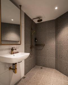 北赖Masson Hotel Butterworth的一间带水槽和镜子的浴室