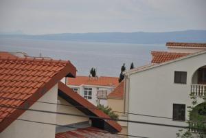 特罗吉尔Apartments Villa Macola的从建筑屋顶上可欣赏到海景