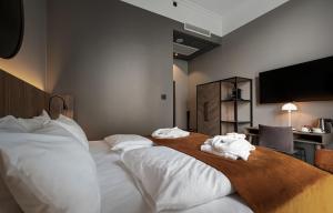 奥斯陆Karl Johan Hotel的酒店客房,配有带毛巾的床