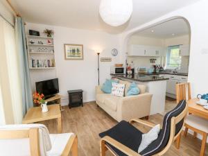 海景城Buddleia Cottage的客厅配有沙发和桌子