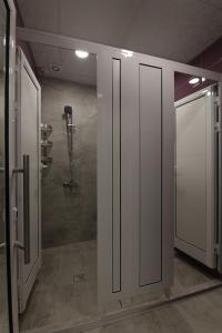 克尔贾利Hostel Kyosheto的浴室设有2扇玻璃门和淋浴。