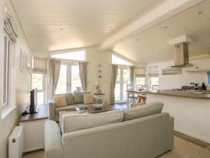 金斯林Pentney Lodge的一间带两张沙发的客厅和一间厨房