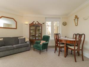 谢伯恩1 Abbey Court的客厅配有沙发和桌椅