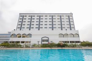 马斯喀特马斯喀特假日酒店的大楼前设有游泳池的酒店