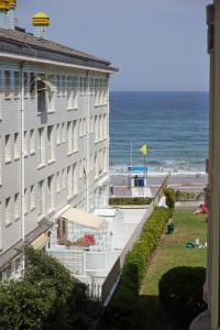 扎鲁亚斯Apartamento Isaga Lecera的享有海滩和大海景致的建筑