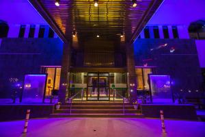 马斯喀特马斯喀特假日酒店的建筑前的紫色灯光舞台