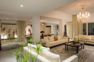 西迪·布·赛义德Maison Dedine- SmallLuxuryHotels -Adults Only的客厅配有白色家具和吊灯。