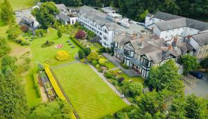 肯德尔Castle Green Hotel In Kendal, BW Premier Collection的享有花园大房子的空中景致