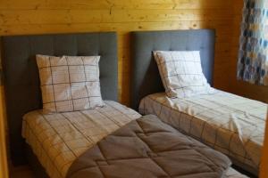 Audruicqchalet audruicquois的两张睡床彼此相邻,位于一个房间里