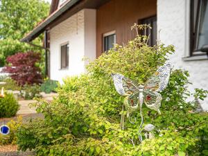 波滕施泰因Ennerla Hof的房屋前的蝴蝶灌木