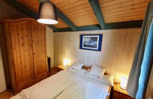 格拉尔-米里茨Ferienhaus Waal Hus的木制客房内的一间白色床卧室