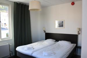 格兰纳格拉纳花园酒店的一间卧室配有一张带白色床单的床和一扇窗户。