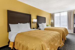 斯汤顿Quality Inn Verona - Staunton North的两张床位于带黄色墙壁的酒店客房
