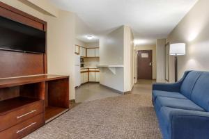 Comfort Inn Charlotte Airport Uptown的厨房或小厨房