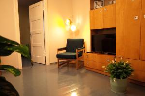瓦尔米耶拉Apartment City Heart的客厅配有椅子和电视