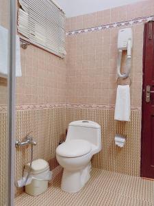 伊斯兰堡伊斯兰堡萨沃伊旅馆酒店的一间带卫生间和水槽的小浴室