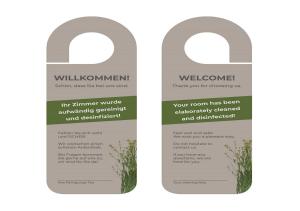 柏林艾科尼格施酒店的两根带一束草的门标签
