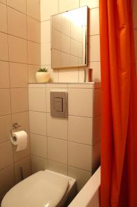 瓦尔米耶拉Apartment City Heart的一间带卫生间和镜子的浴室